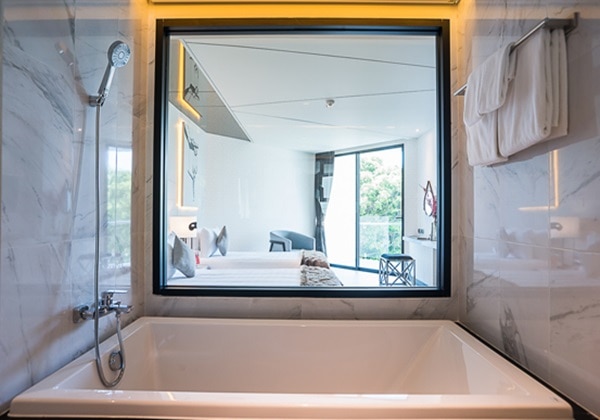 DELUXE ROOM