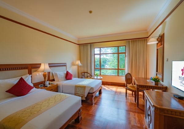 Deluxe Twin City View