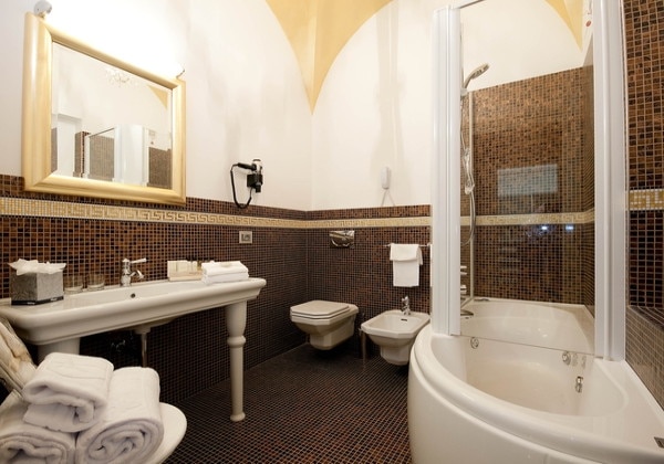 Standard Classic Room bathroom