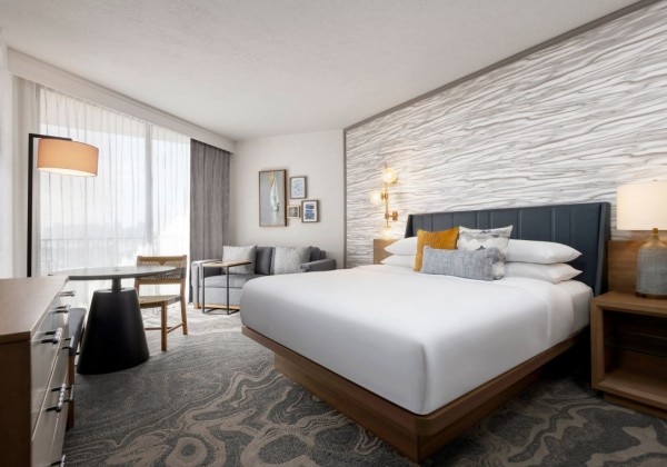 Guest Room 1 King Marina Tower Balcony