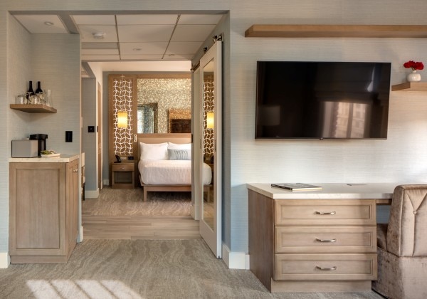 Premier King Bed Studio Suite CitySide