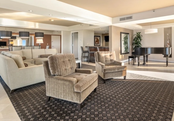 THE CHAMPION SUITE 1 KING 1