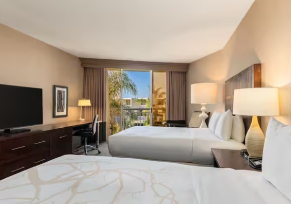 TOP FLOOR 2 QUEEN BEDS