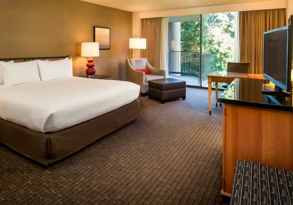 1King Deluxe with Balcony