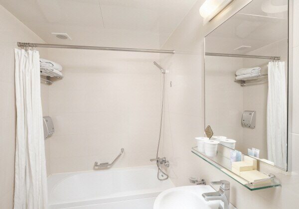 Standard Twin Clasic Bathroom