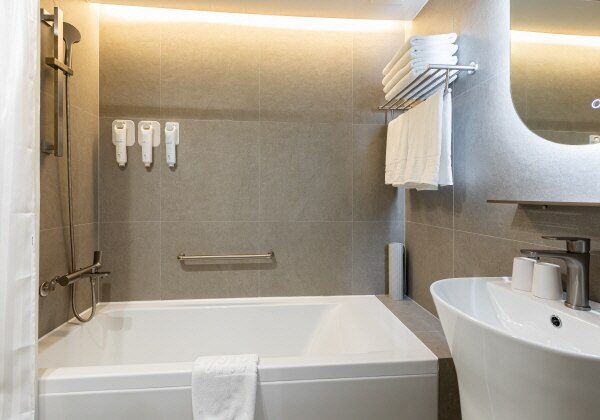 Deluxe Twin Bathroom