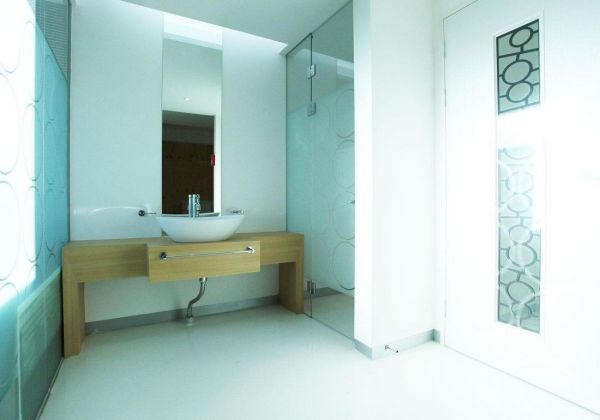 Deluxe Bathroom