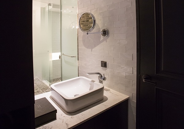 Deluxe Twin Bathroom 2