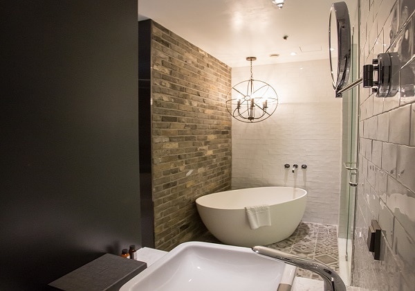 Deluxe Twin Bathroom 3