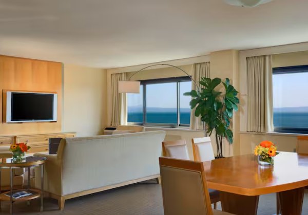 1 King Bay View 2 Room Suite