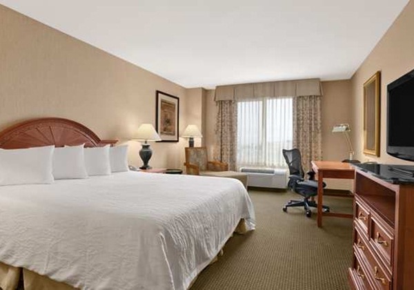 1 KING MOBILITY/HEARING ACC W/BATHTUB