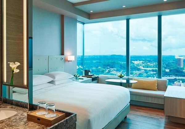 Premier,1 King,Skyline view,Corner,High