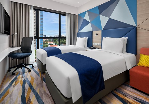 G*7様 セントポーリア　「ジンズ　イーブン」 ホリデイイン エクスプレス シンガポール セラングーン（シンガポール