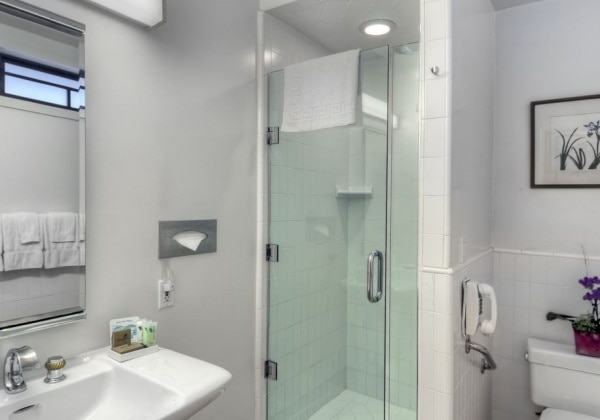 Lanai Suite Bathroom