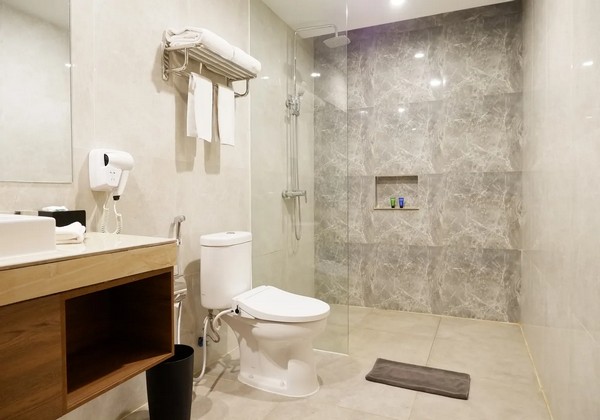 BATHROOM SUPERIOR DOUBLE CITY VIEW