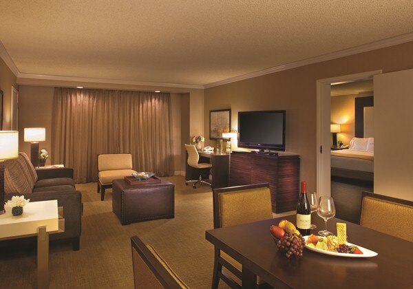 1KING 2ROOM PARLOR SUITE