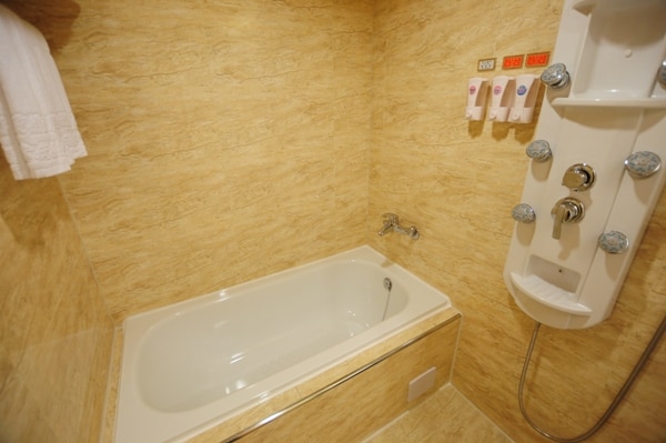 浴室-ビジネスルーム(ダブルベッド1台+シングルベッド一台）