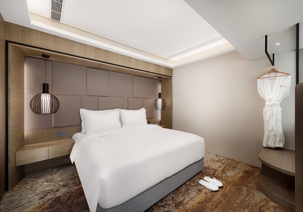 Honeymoon Corner Suite