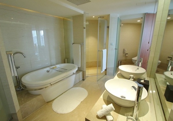 Corner Suite Bath Room