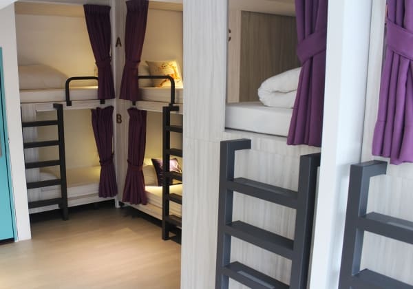 8 Beds Room