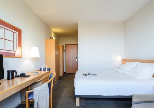 Standard 1queen bed and French sofa