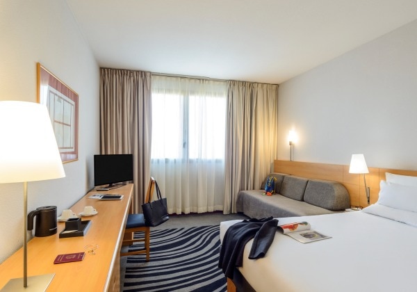 Standard 1Queen double and sofa bed