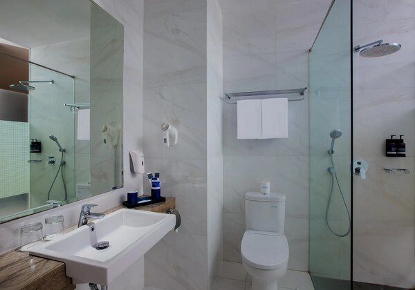 BATHROOM FAMILY ROOM