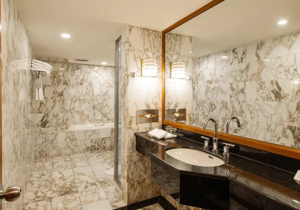 Deluxe Twin Bathoom