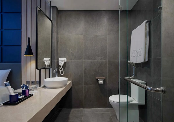 BATHROOM DELUXE POOL ACCES ROOM