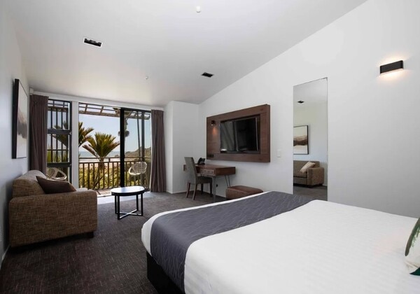 Deluxe Ocean View Suite