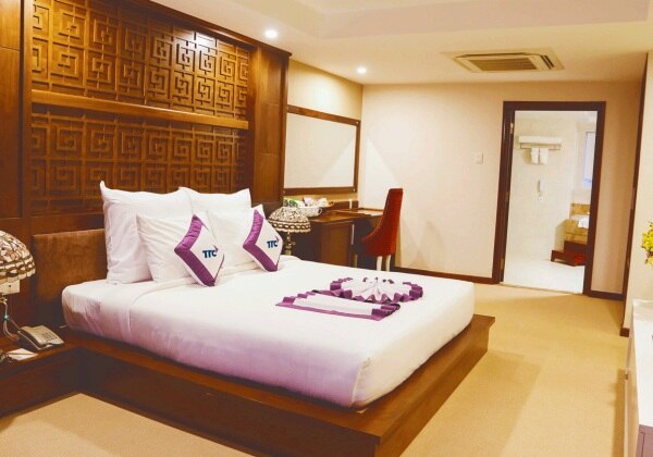 Deluxe River View Triple