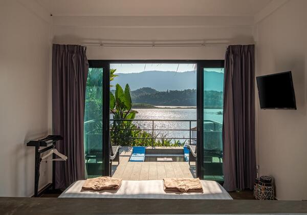 Deluxe Beach Bungalow