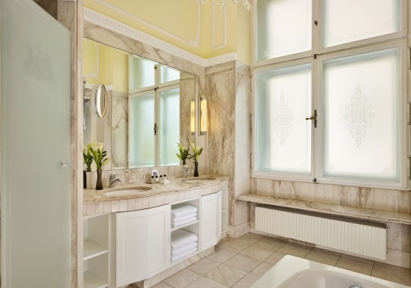 Juniro Suite Bathroom