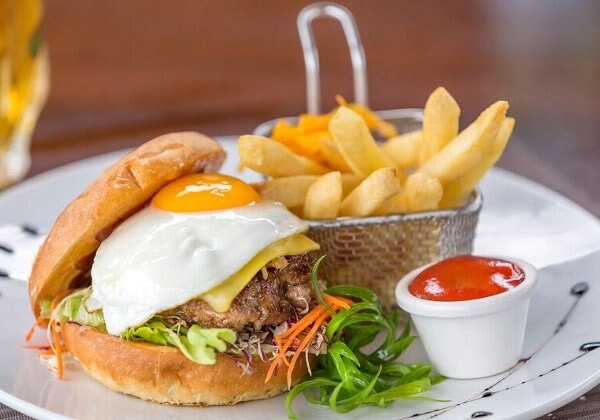 スポーツバー食事