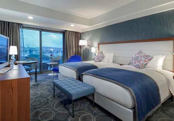 TWIN GUEST ROOM WITH CITY/SEA VIEW
