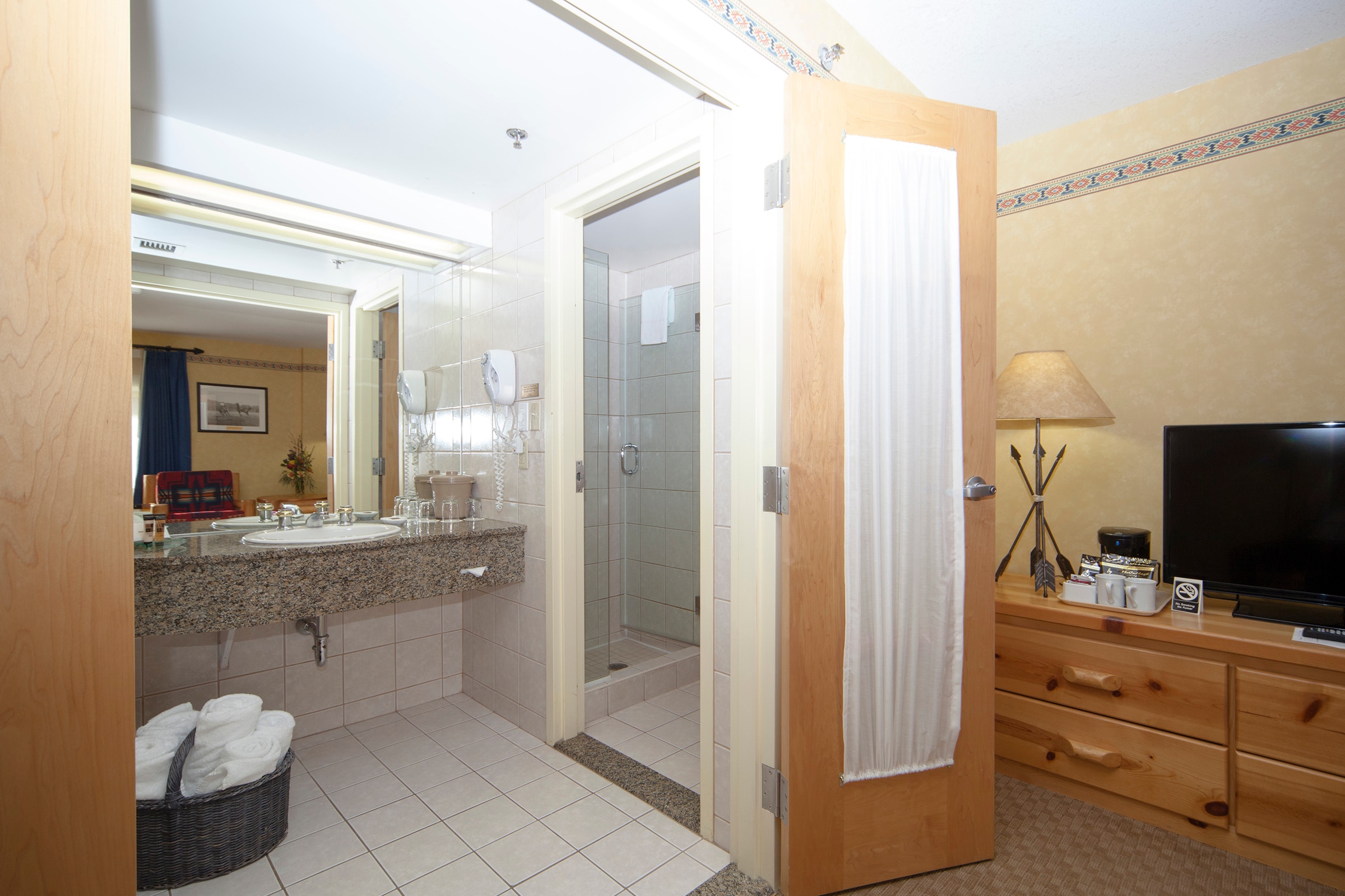 Deluxe Room With King Bed Bathroom