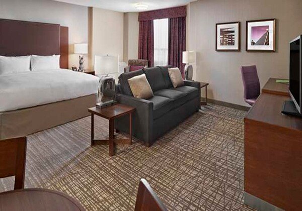 1KING BED JUNIOR SUITE PULLOUT COUCH NS