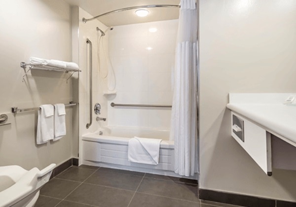 Accessible Superior Room King - Bathroom