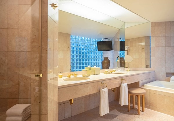 Tai Pan Penthouse - Bathroom