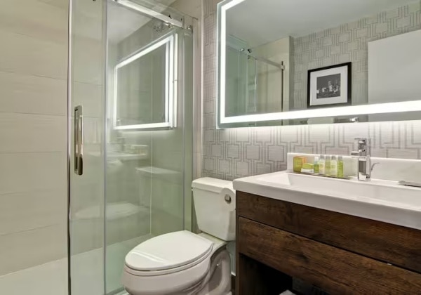 1King 2rm Deluxe Suite W/kitchen & Sofab