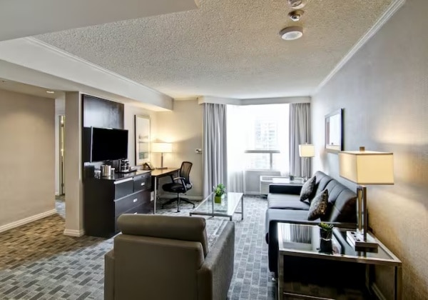 1King 2rm Deluxe Suite W/kitchen & Sofab