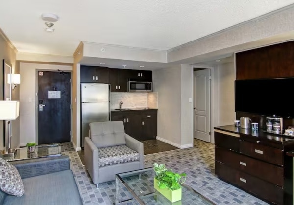 1King 2rm Deluxe Suite W/kitchen & Sofab