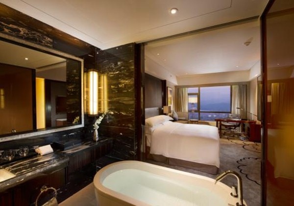 1 KING BED HILTON DELUXE