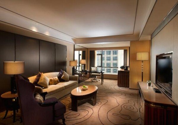 KING DELUXE SUITE WITH LOUNGE ACCESS