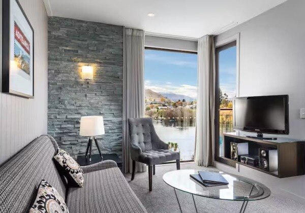 Deluxe Lakeview with Kitchenette